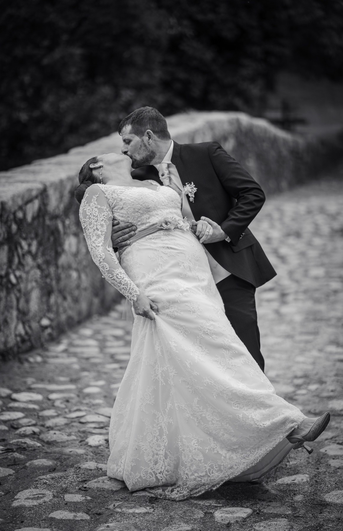 Pareja de recién casados en un retrato de boda en blanco y negro