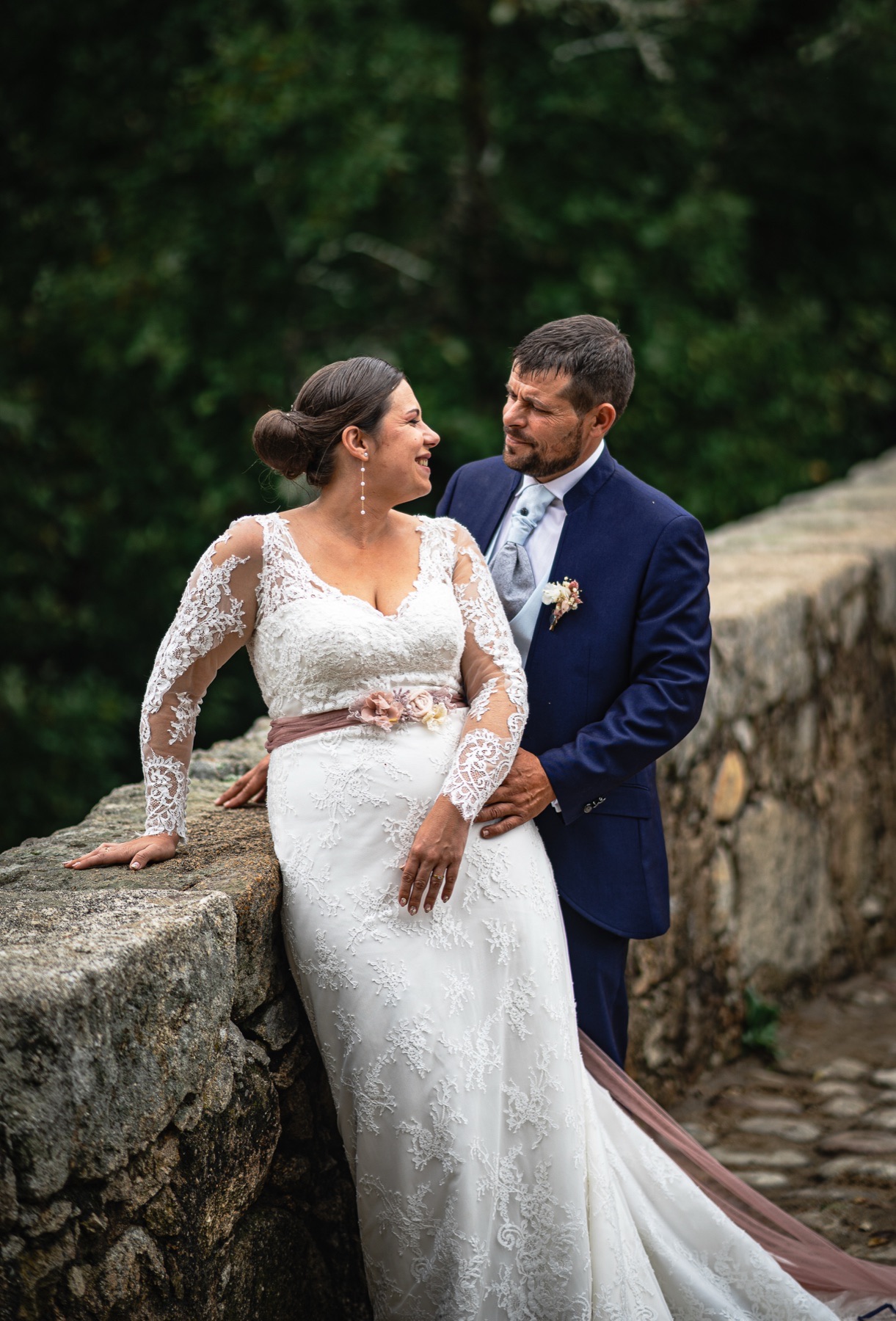 Pareja de recién casados fotografiada por Alive Weddings