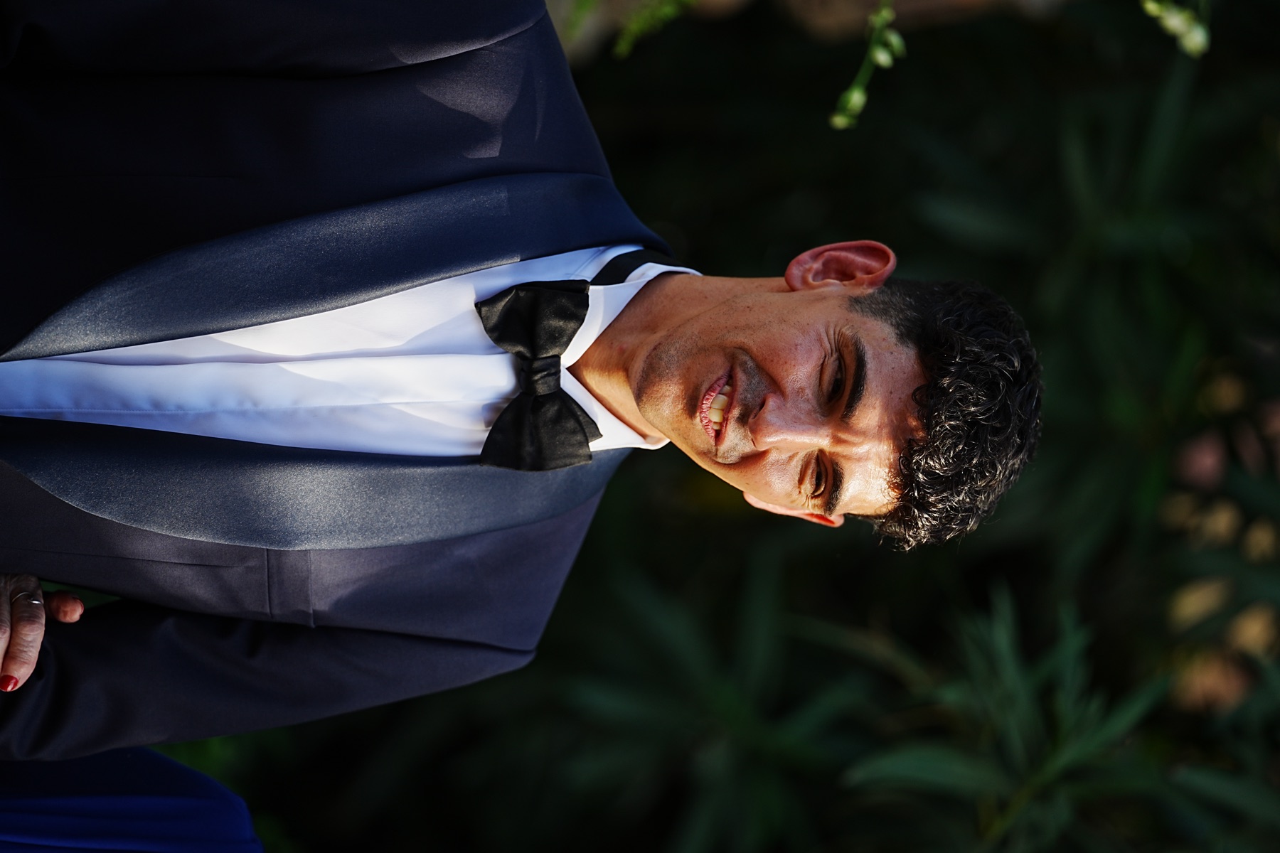 Retrato espontáneo del novio en los jardines