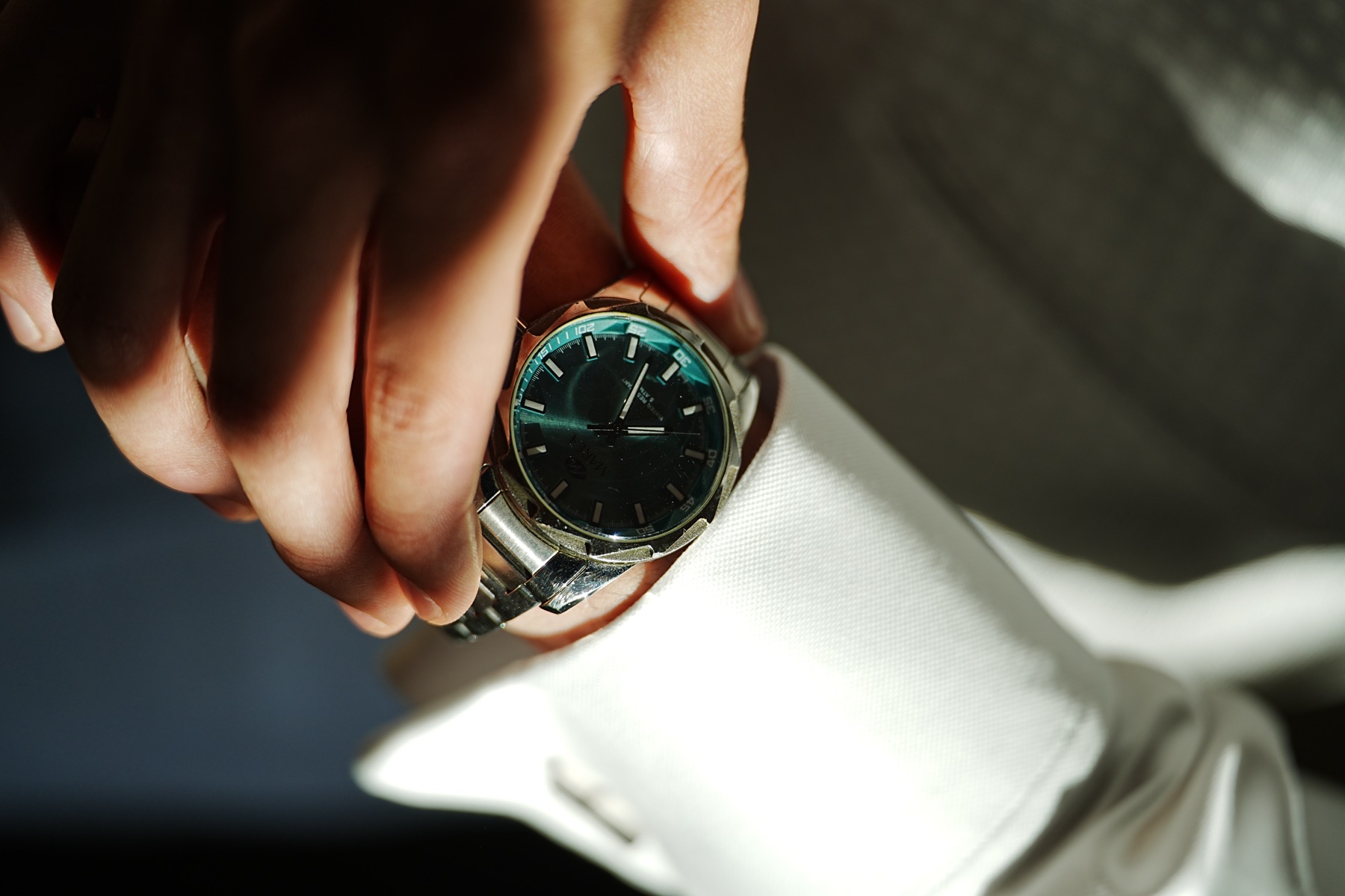 Detalle del reloj del novio durante los preparativos